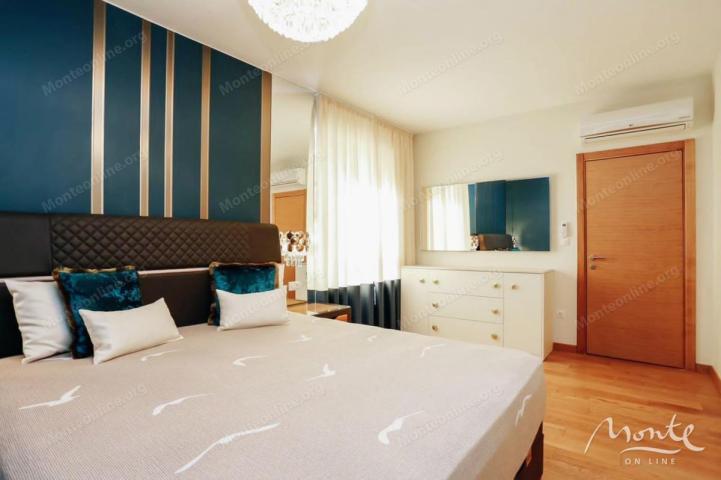 Ekskluzivni penthouse sa 3 spavaće sobe u Rafailovićima sa čarobnim pogledom na more