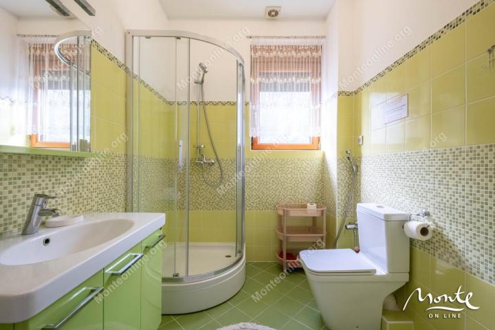Dvospratni dupleks sa panoramskim pogledom u Orahovcu