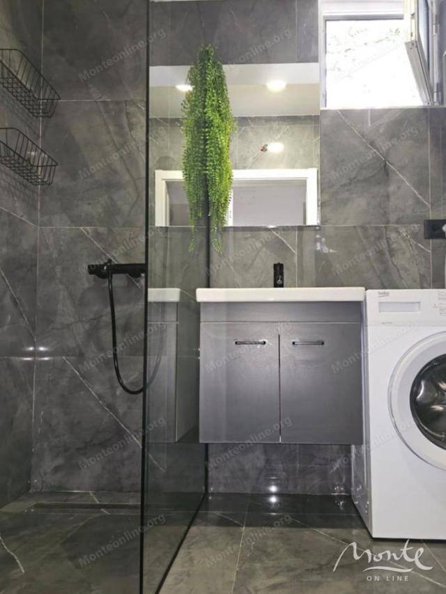 Namješten dvosoban stan na odličnoj lokaciji u Budvi