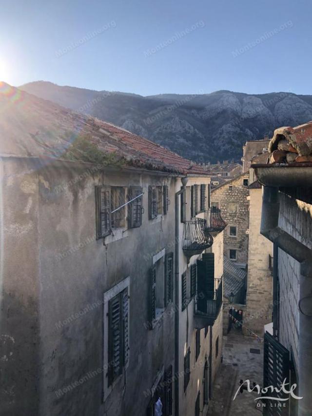 Luksuzno namješten dvosoban stan u Starom gradu Kotoru