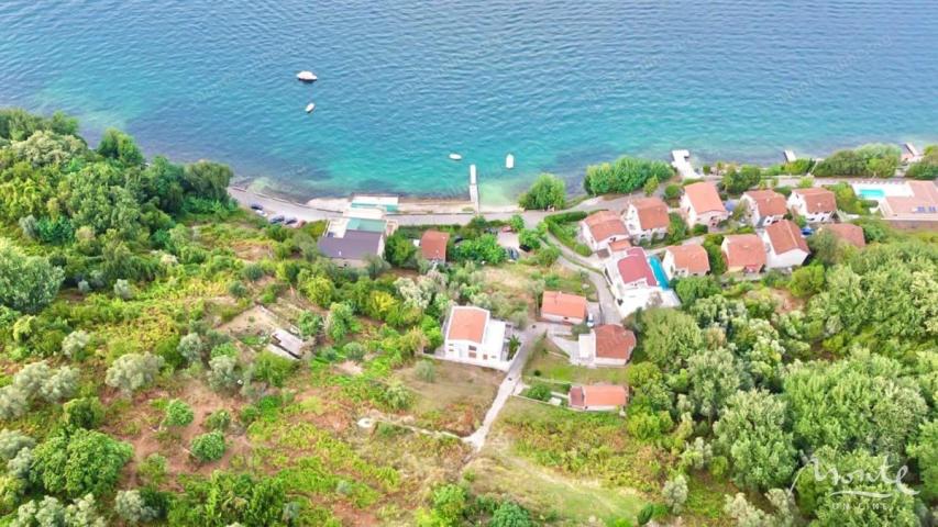 Urbanizovana parcela u Stolivu na prvoj liniji za izgradnju