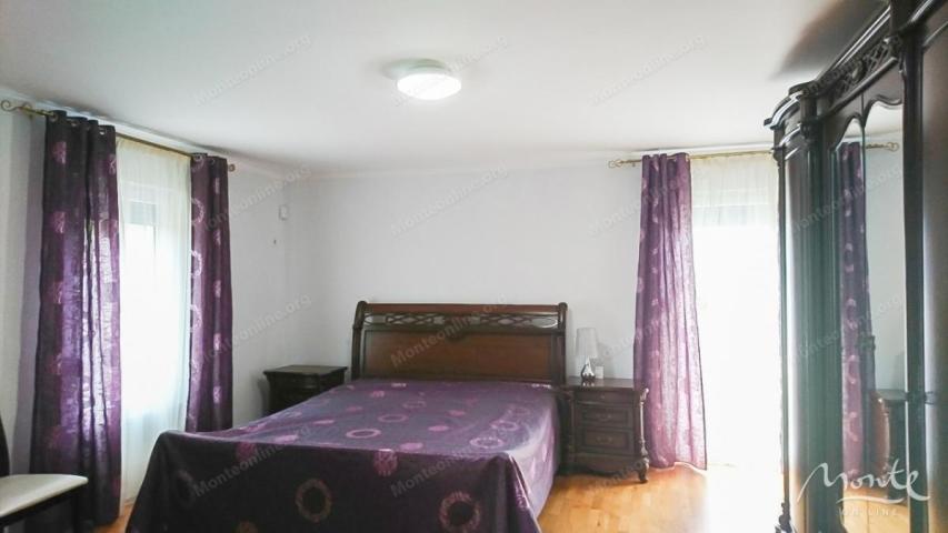 Prostrana vila na 3 sprata sa vrtom, bazenom i pogledom na more u Utehi, Bar