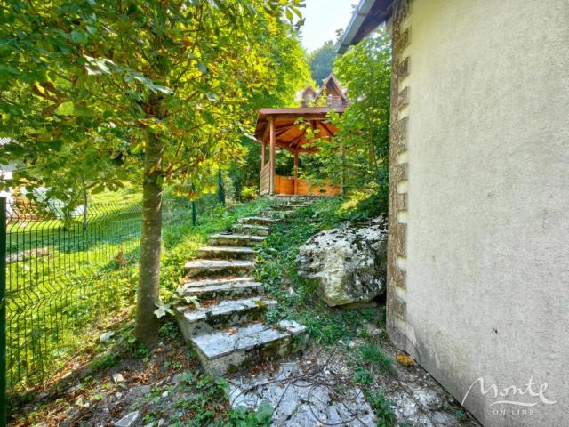 Jedinstveni kompleks od dvije kuće sa garažom i rekreacijskim prostorom pored rijeke, Kolašin