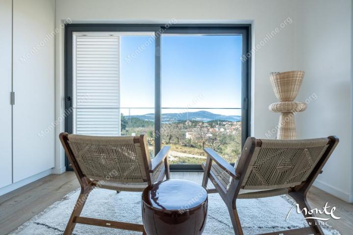 Moderna dizajnerska vila s bazenom u Tivtu, Kavač