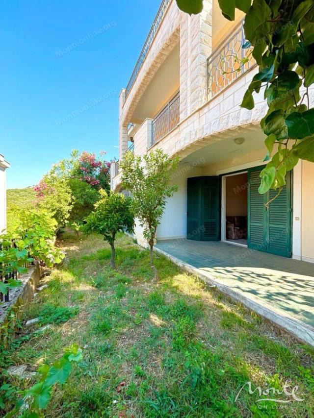Velika, ugodna kuća s pogledom na more u Herceg Novom