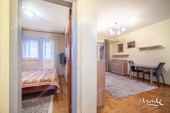 Udoban dvosoban stan s pogledom na more u Bečićima