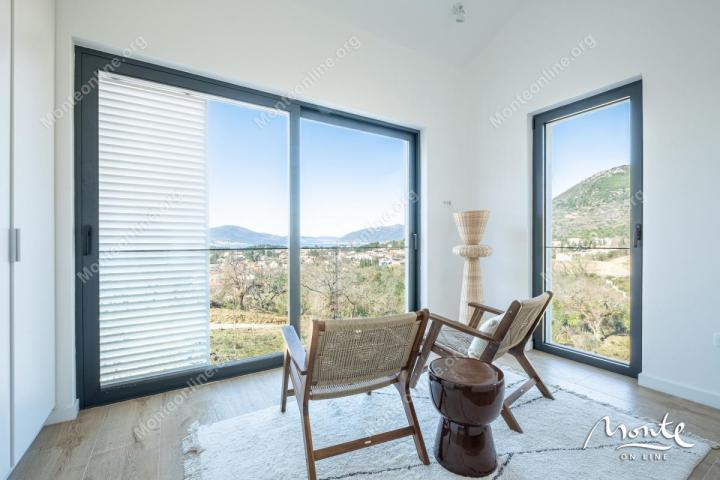 Moderna dizajnerska vila s bazenom u Tivtu, Kavač