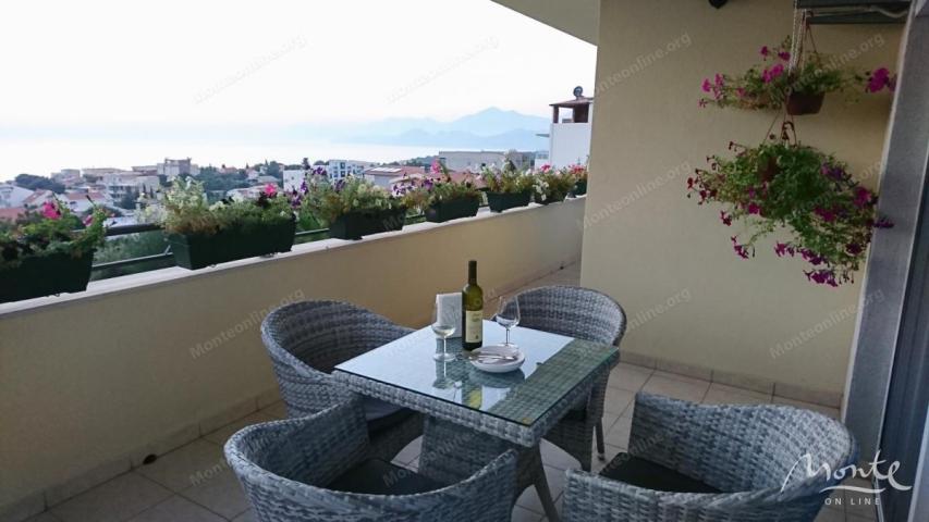 Prostrana vila na 3 sprata sa vrtom, bazenom i pogledom na more u Utehi, Bar
