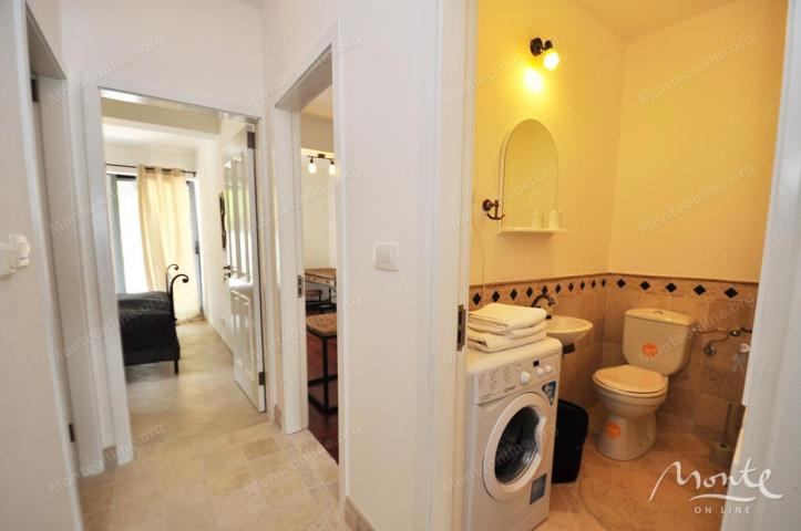 Funkcionalni apart-hotel sa bazenom i pogledom na more u Risnu