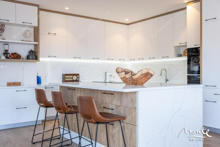 Moderna dizajnerska vila s bazenom u Tivtu, Kavač