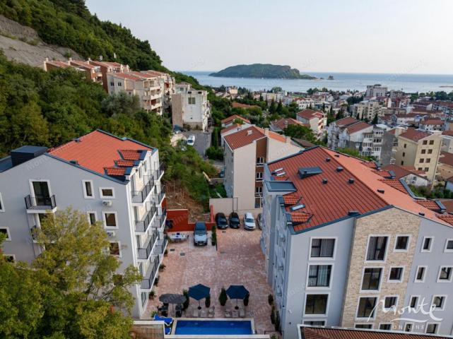 Novi apartmani u modernom stambenom kompleksu sa bazenom u Budvi