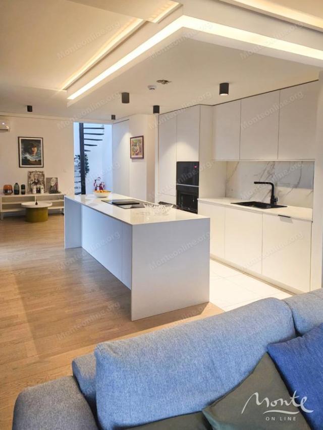 Penthouse u luksuznom kompleksu sa bazenom, Budva