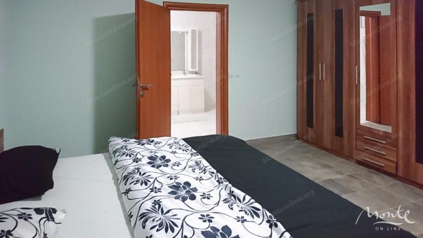 Prostrana vila na 3 sprata sa vrtom, bazenom i pogledom na more u Utehi, Bar