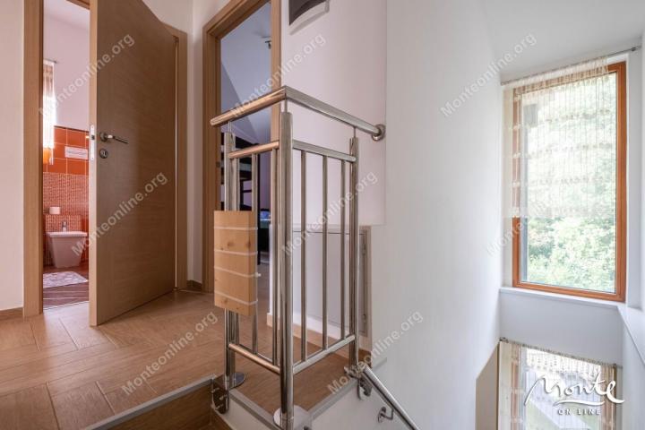 Dvospratni dupleks sa panoramskim pogledom u Orahovcu