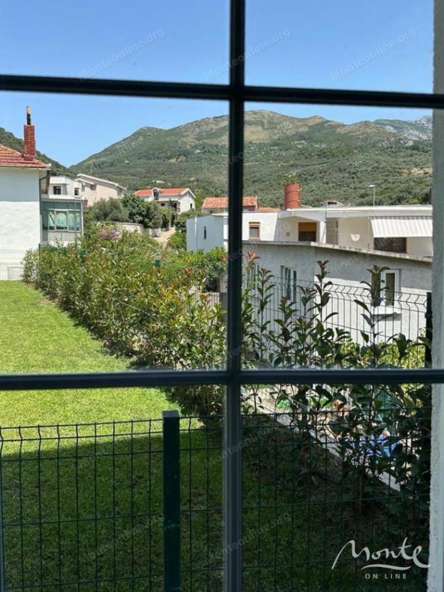 Prostrana porodična kuća sa bazenom u Baru