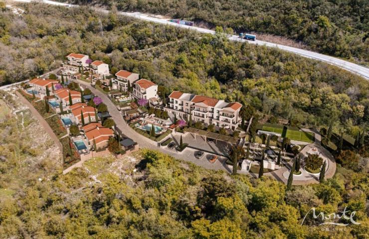 Moderna vila s bazenom u eko-kompleksu na periferiji Budve