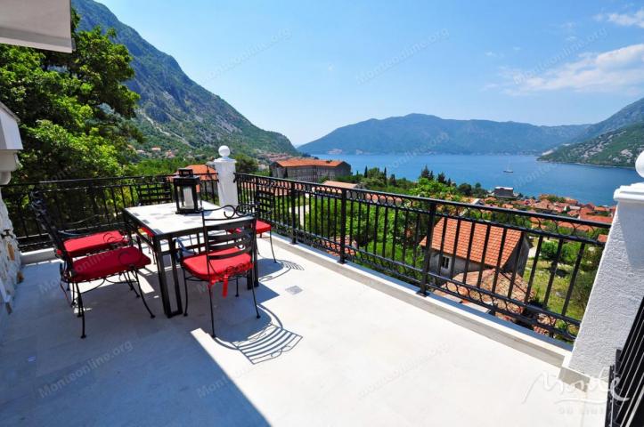 Funkcionalni apart-hotel sa bazenom i pogledom na more u Risnu