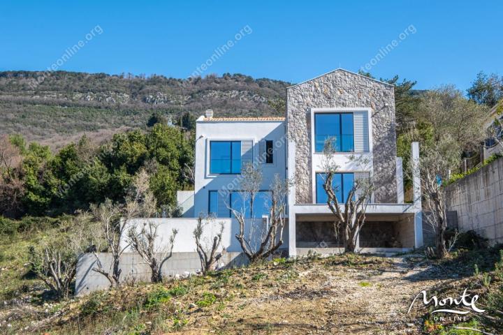 Moderna dizajnerska vila s bazenom u Tivtu, Kavač