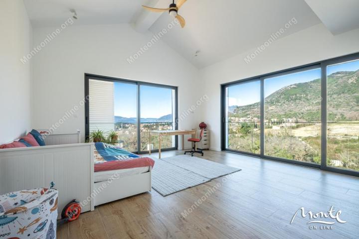 Moderna dizajnerska vila s bazenom u Tivtu, Kavač