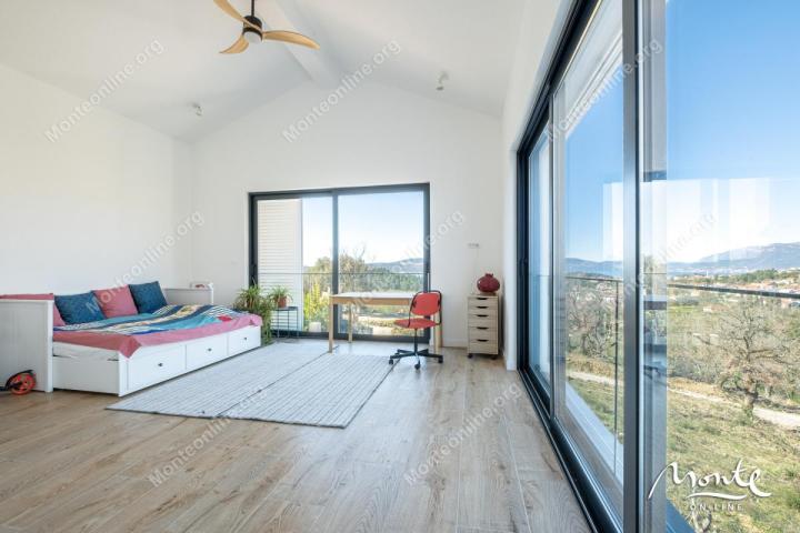 Moderna dizajnerska vila s bazenom u Tivtu, Kavač