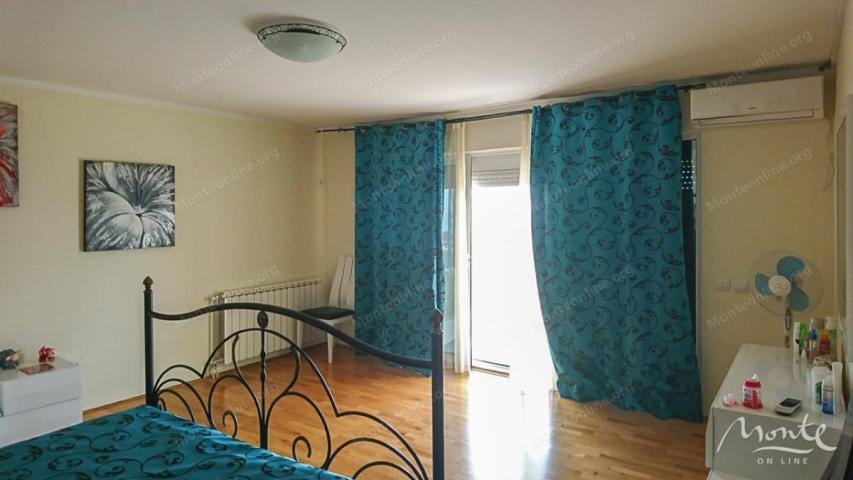Prostrana vila na 3 sprata sa vrtom, bazenom i pogledom na more u Utehi, Bar
