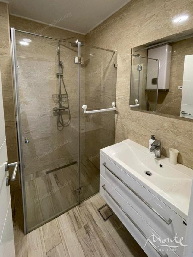 Moderan studio apartman pored mora u kompleksu sa bazenom i privatnom plažom u Dobroj Vodi
