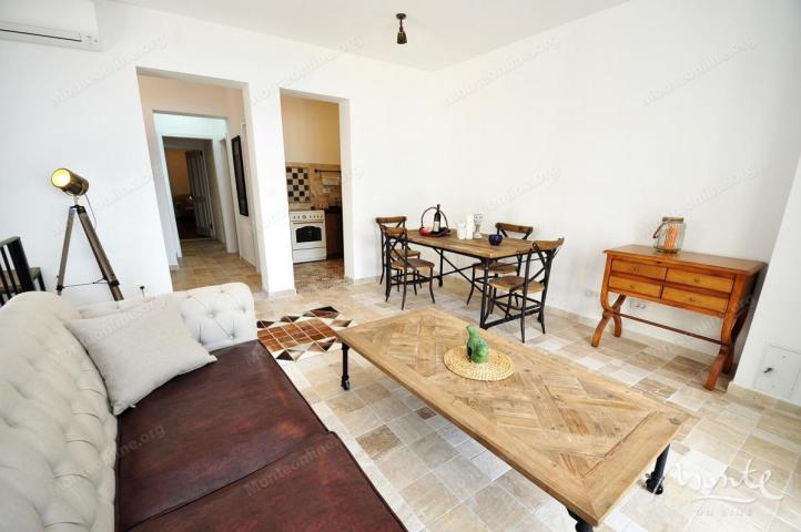 Funkcionalni apart-hotel sa bazenom i pogledom na more u Risnu