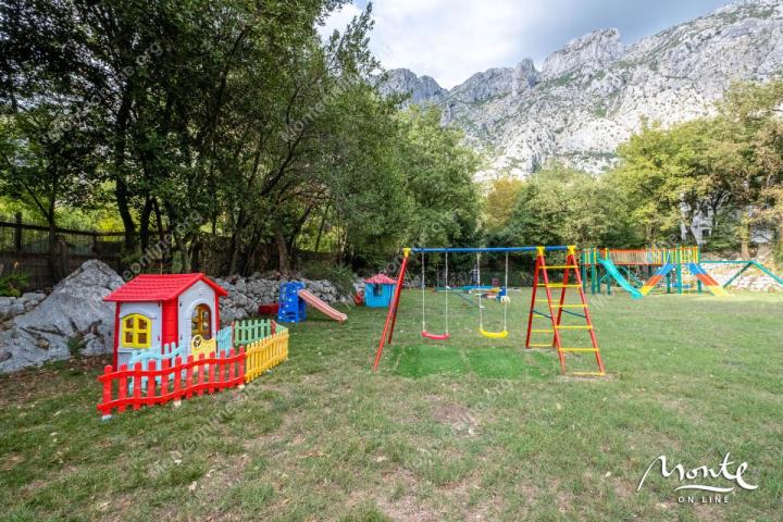 Dvospratni dupleks sa panoramskim pogledom u Orahovcu