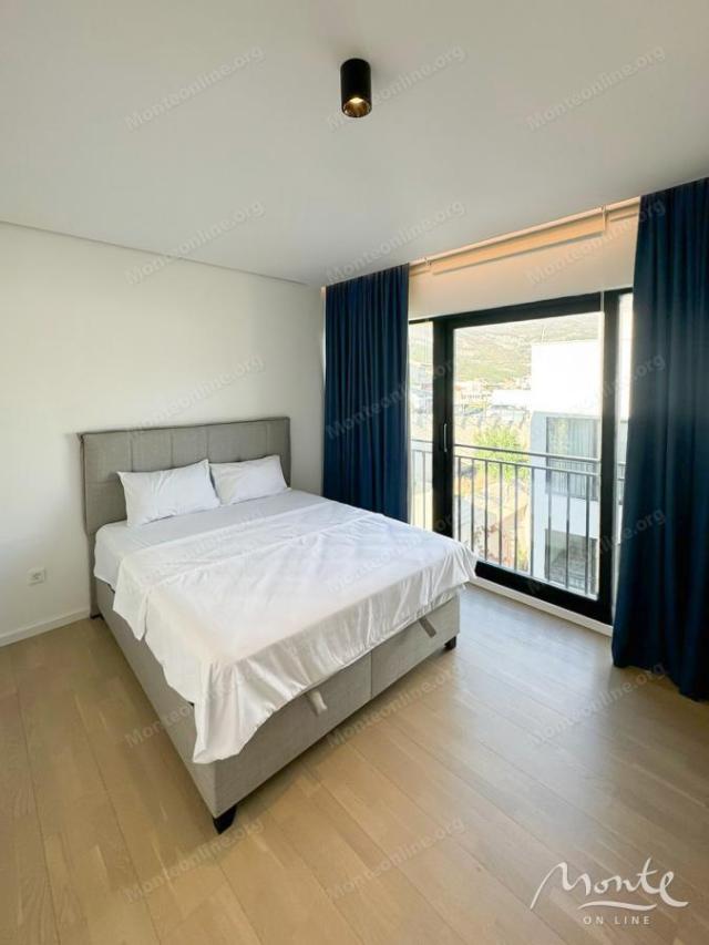 Penthouse u luksuznom kompleksu sa bazenom, Budva