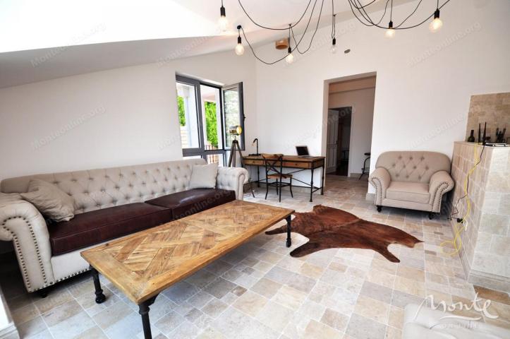 Funkcionalni apart-hotel sa bazenom i pogledom na more u Risnu