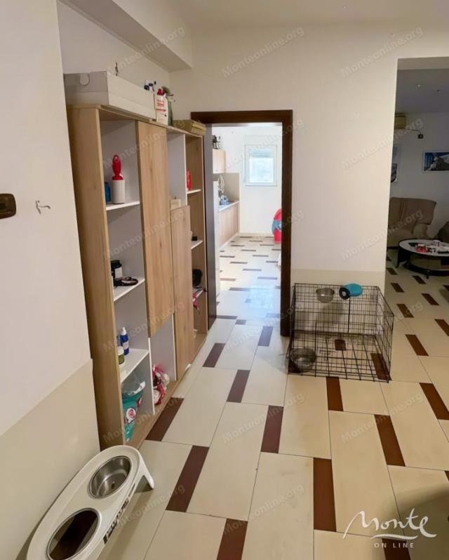 Cijeli sprat stambene zgrade sa 5 stanova i terasama s pogledom na more u Bečićima