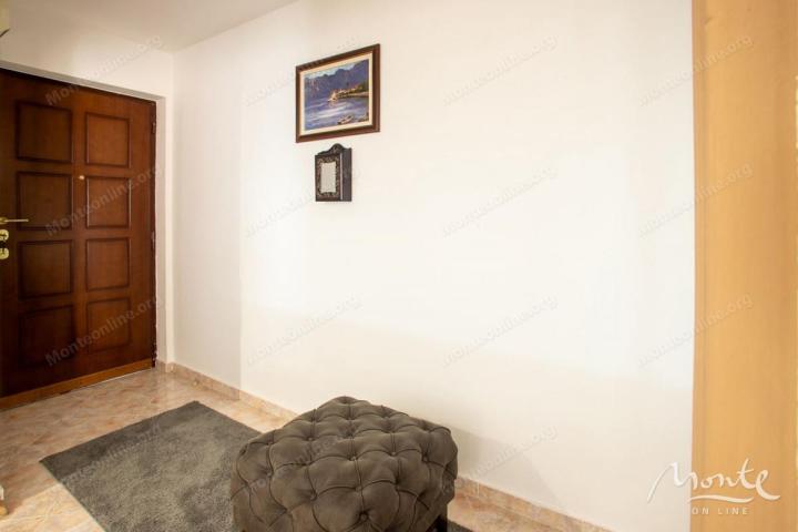 Prostran apartman sa 2 spavaće sobe i dvije terase u centru Budve