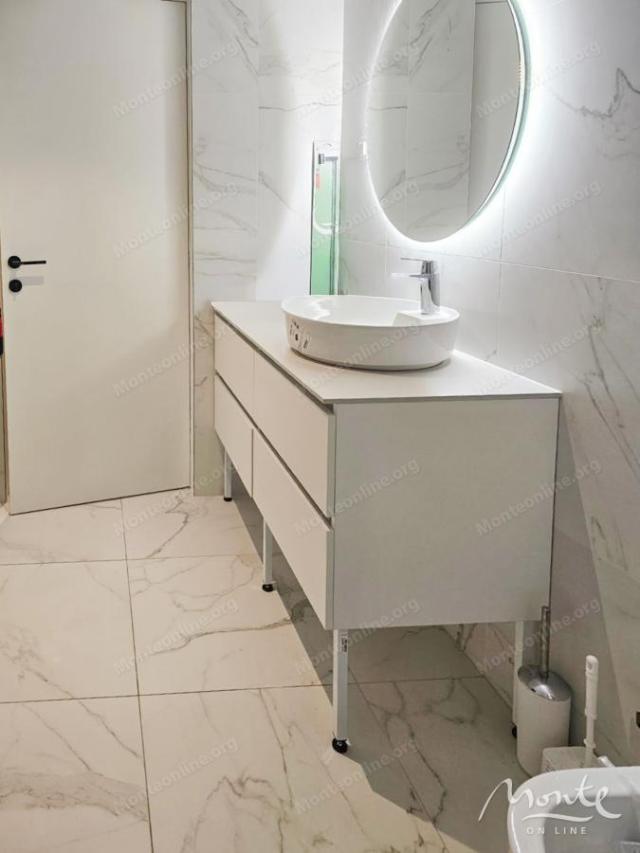 Penthouse u luksuznom kompleksu sa bazenom, Budva