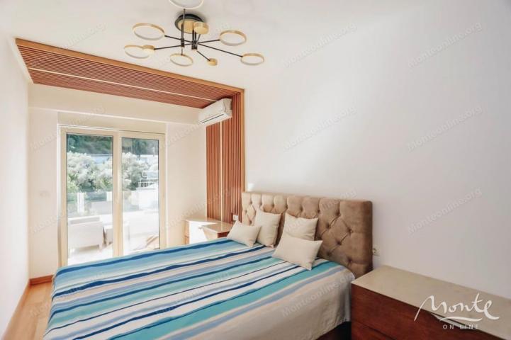 Ekskluzivni penthouse sa 3 spavaće sobe u Rafailovićima sa čarobnim pogledom na more