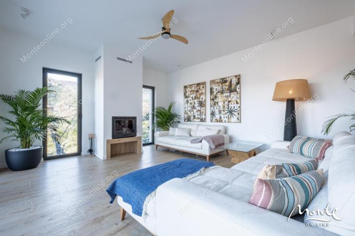 Moderna dizajnerska vila s bazenom u Tivtu, Kavač