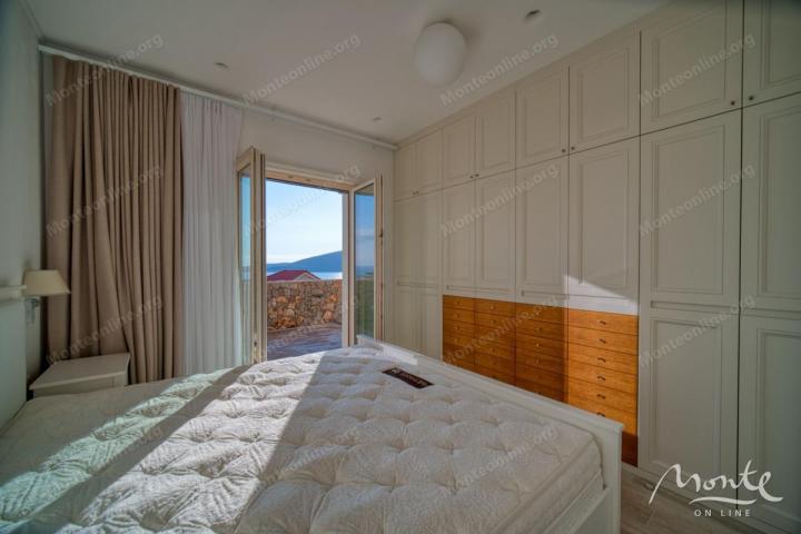 Apartman sa 2 spavaće sobe, pogledom na more i vrtom u Marina Villageu, Luštica Bay