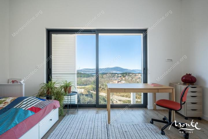 Moderna dizajnerska vila s bazenom u Tivtu, Kavač