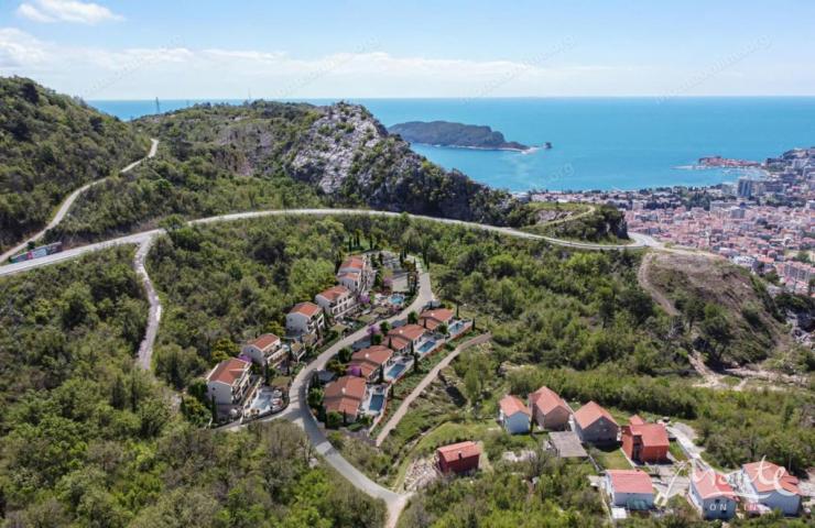 Moderna vila s bazenom u eko-kompleksu na periferiji Budve