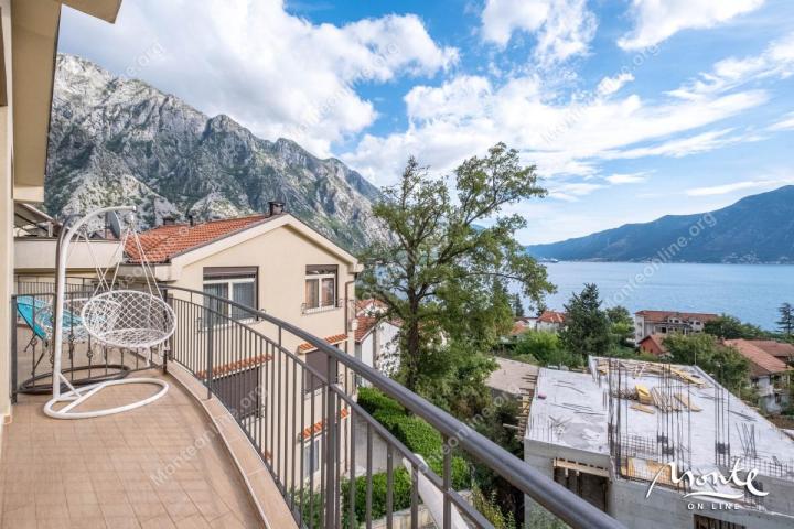 Dvospratni dupleks sa panoramskim pogledom u Orahovcu
