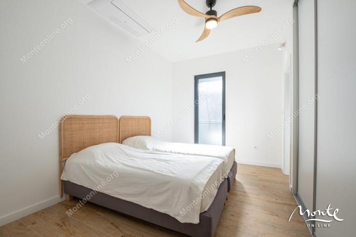 Moderna dizajnerska vila s bazenom u Tivtu, Kavač