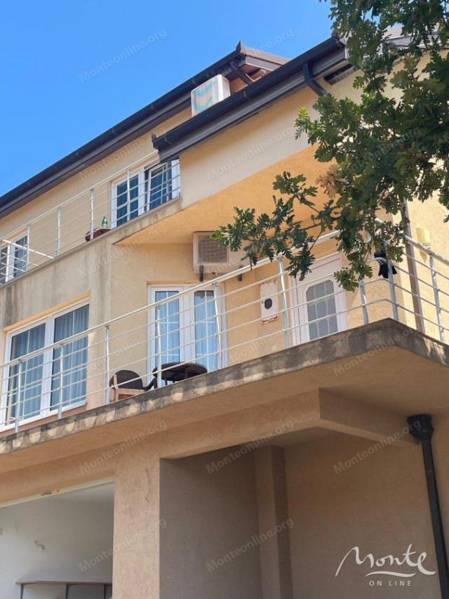 Ugodna trospratna kuća sa panoramskim pogledom na more i planine u predgrađu Bara