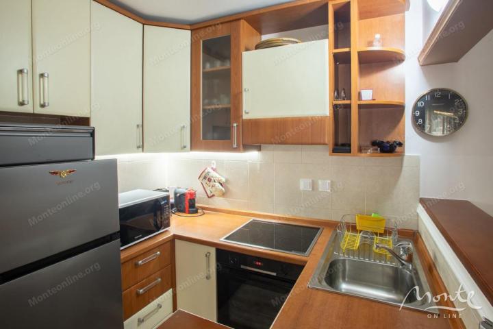 Prostran apartman sa 2 spavaće sobe i dvije terase u centru Budve