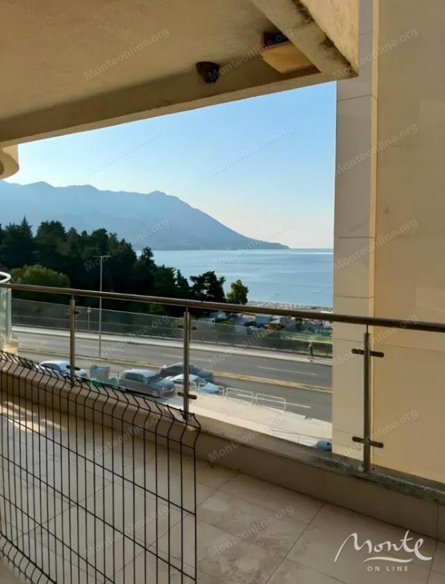 Cijeli sprat stambene zgrade sa 5 stanova i terasama s pogledom na more u Bečićima