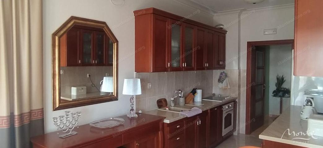 Luksuzni dvosobni apartman s panoramskim pogledom na more i hram u Baru