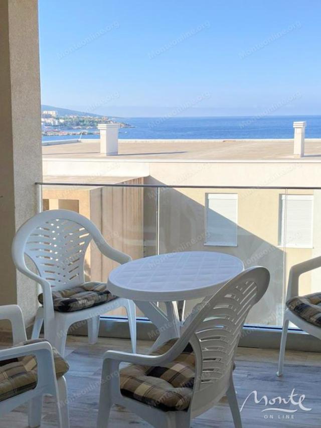 Moderan studio apartman pored mora u kompleksu sa bazenom i privatnom plažom u Dobroj Vodi