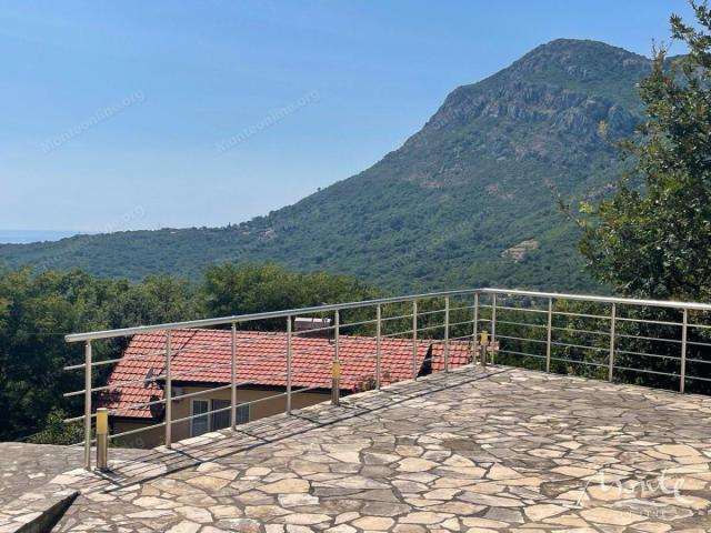 Ugodna trospratna kuća sa panoramskim pogledom na more i planine u predgrađu Bara
