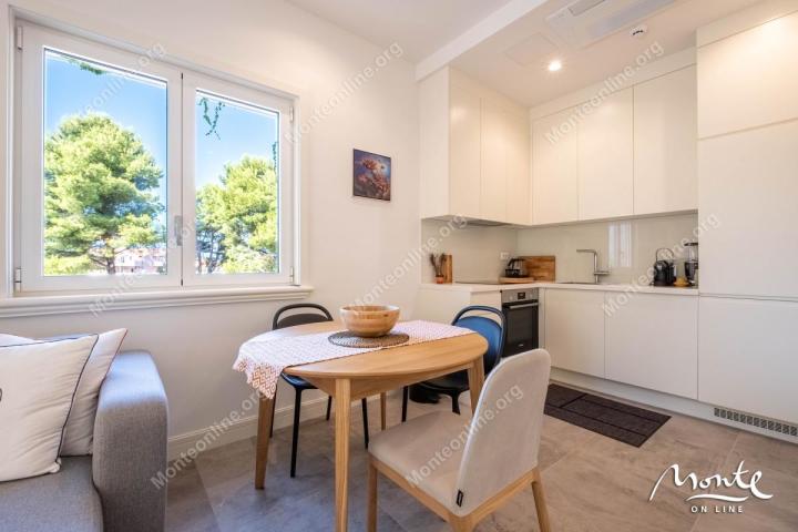 Elegantni apartman sa jednom spavaćom sobom u srcu Luštica Bay Centrale