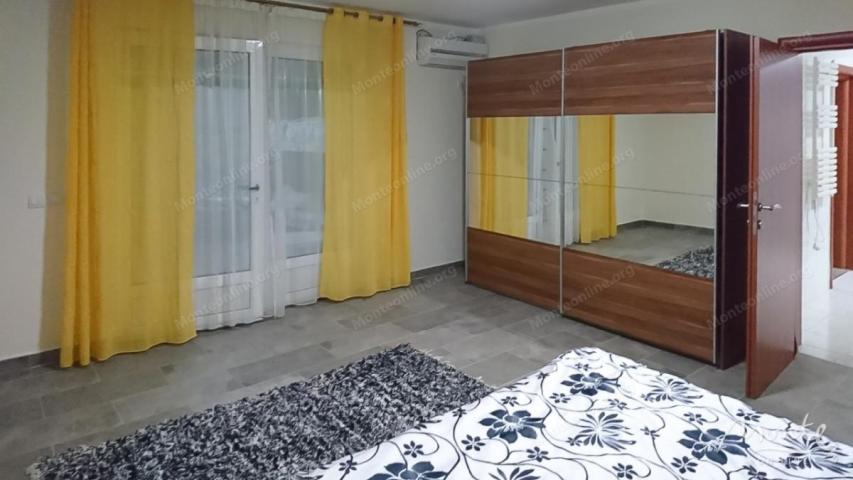 Prostrana vila na 3 sprata sa vrtom, bazenom i pogledom na more u Utehi, Bar