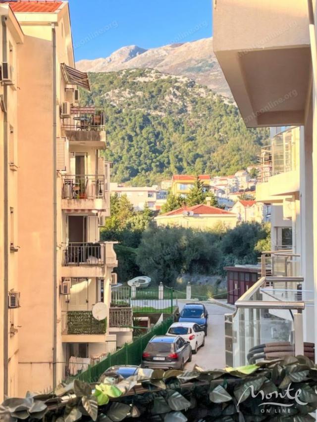 Ugodan jednosoban apartman s terasom i pogledom na planine u Budvi