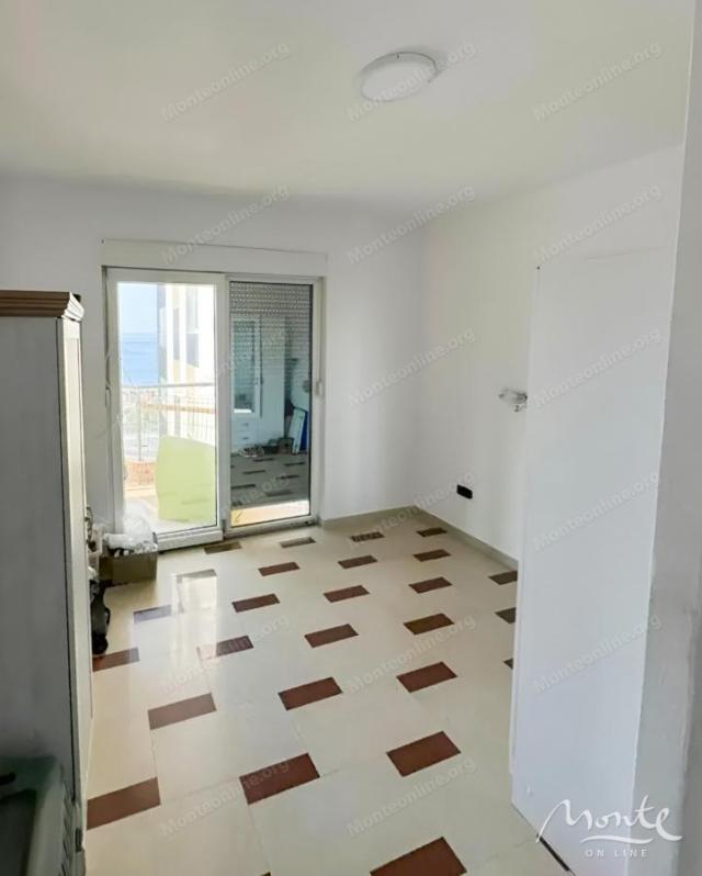 Cijeli sprat stambene zgrade sa 5 stanova i terasama s pogledom na more u Bečićima